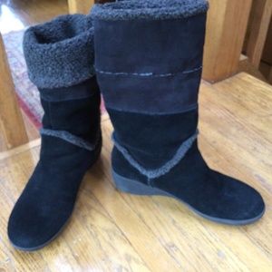 Ladies Easy Spirit black suede boots. Size 6.